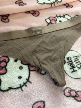 Steve Madden Ribbed Thong in Taupe